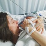 Natalia Ferviú Instagram - 🎉 El jueves Marcelo cumplió 1 año. Y entre que no me da la vida, y que encima una tiene que perder el tiempo descargándose una app para conseguir una pegatina que le censure el pezón, no he podido compartir esta galería hasta ahora 🥴. La foto que abre es de cuando me subió la leche y Marcelo por fin enganchó. ¡Qué cosa loca! Al principio me costó, y estuve a punto de dejarlo. Pero de repente, de un día para otro, todo se alineó gracias a los tutoriales de YouTube, la info que comparte @comadronaenlaola y la pomada que me recetó la mejor gine del mundo mundial @msolmg . Si algo he aprendido es que no hay que normalizar el dolor en la lactancia, si duele algo falla. Otro aprendizaje que me llevo es que una cesárea no es un fracaso. Eso, y que no debes confiar en que con esta práctica tu vagina o tu suelo pélvico vuelvan a ser los de siempre tras el parto. Yo en concreto sufrí una hipertonía vaginal, y no entendía nada. Menos mal que llegó @lucigmz5 para poner un poco de orden en mi vida, y en mi chichi claro! 😂 Y ya que estoy con los agradecimientos, el más grande, para mi compañero de aventuras @carlos.pereiro , que también ha estado de cumple. Mira que San Juan ha sido siempre una fecha mágica para mí. Pero lo que nunca imaginé cuando quemaba papelitos con deseos, o al saltar hogueras, es que desde hace un año ésta sería la noche que separa el cumpleaños de las dos personas con las que he aprendido a amar como no lo había hecho antes. 👉❤👈👶🏼👨🏻‍🦲 Os quiero TODO.