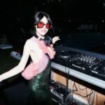 Natalia Ferviú Instagram - Te voy a hacer bailar toda la noche 💥🎉 #BazaarxHerreraEyewear DJ set 📸 @pepinomarino