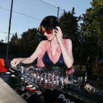 Natalia Ferviú Instagram - Te voy a hacer bailar toda la noche 💥🎉 #BazaarxHerreraEyewear DJ set 📸 @pepinomarino