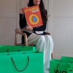 Natalia Ferviú Instagram - Esto es lo que pasa cuando entras en la web de @wowconcept_ Que lo quieres TODO 🤤 Y es que la selección de firmas es estupenda. Desde marcas exclusivas, que por fin están en Madrid, a las de siempre que son un must have... pienso por ejemplo en Sargadelos ⚓. Si te gusta la moda, pero también el arte y la arquitectura, esta tienda va a ser tu perdición, ya te lo digo. Si es que ¡hasta la bolsa es bonica! #WOWConcept #ad