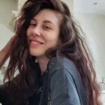 Natalia Ferviú Instagram - ¡Tú! Te quedas a mi lado Y el mundo me parece Más amable Más humano Menos raro ❤