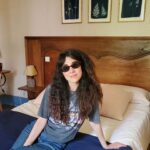 Natalia Ferviú Instagram - Photo dump de nuestra última escapada 🍄. La @manoir_de_la_moissie es lo máximo. Creo que las imágenes hablan por sí solas 😍. Si te apetece escaparte unos días al sur de Francia solx o en familia, y cuando digo en familia incluyo por supuesto a mascotas 🐶, éste es EL sitio. Si además eres artista, échale un ojo a su cuenta porque convocan residencias, y ya te digo que no se me ocurre espacio mejor para inspirarse, desconectar y crear. Una belleza de lugar con los mejores anfitriones del mundo mundial. @sierraforest @eltonolab y Marcel, gracias por todo. Esta familia está deseando repetir 💞