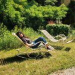 Natalia Ferviú Instagram - Photo dump de nuestra última escapada 🍄. La @manoir_de_la_moissie es lo máximo. Creo que las imágenes hablan por sí solas 😍. Si te apetece escaparte unos días al sur de Francia solx o en familia, y cuando digo en familia incluyo por supuesto a mascotas 🐶, éste es EL sitio. Si además eres artista, échale un ojo a su cuenta porque convocan residencias, y ya te digo que no se me ocurre espacio mejor para inspirarse, desconectar y crear. Una belleza de lugar con los mejores anfitriones del mundo mundial. @sierraforest @eltonolab y Marcel, gracias por todo. Esta familia está deseando repetir 💞