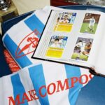 Natalia Ferviú Instagram - Muy orgullosa de haber diseñado esta campaña para el @sdcompostela_oficial junto a lxs mejores: @carlos.pereiro @leroileroi y @aibustamante Muy feliz porque medios mitiquérrimos como El Marca o El Larguero la han compartido. Y muy ilusionada porque el Compos está clasificado para el play-off de ascenso!! 💪💙🤍 Además, me dicen por pinganillo que se ha pedido nueva remesa de merchandising porque está volando 💨 TOOOOOOOMAAAAAA 🙃 📸 Servidora, #NataliaFerviú