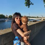 Natalia Ferviú Instagram - París, la ciudad del amor. Había ido dos veces con dos novios, que al poco eran ex 😂. Llegué a pensar que era una especie de maldición. Porque claro, es más fácil escudarse en la mala suerte, que reconocer que algo no funciona y eres parte responsable *🙈. Ha sido cuestión de tiempo, terapia y espacio. D-e-s-p-a-c-i-o 😉. Aquellas historias terminaron porque se había acabado el amor. Y ese vacío en París es insoportable... Esta vez ha sido distinto. Este viaje ha sido la hostia 👉❤👈. ¡Ya tocaba! *Si estás atravesando una ruptura o simplemente sientes que eres una persona desafortunada en el amor, en lugar de perder energía poniéndote en la cabeza del otrx ("¿qué estará pensando?", "¿aún me querrá?"...) o creyendo que es una cuestión de azar ("¿será un amarre, un mal de ojo?") pon el foco en ti. Es lo que realmente está en tus manos. Porque como dice mi querida @soyadrianaroyo : "Tenemos el amor que creemos merecer". Así que hazme el favor, revisa esto, quiérete mucho y elige bien ❣.