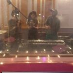 Natalia Ferviú Instagram - De cuando me pasé por el estudio de grabación con Marcelo y acabé dando palmas con los chavales. Os recomiendo que os pongáis el disco de Carlangas @carlos.pereiro en general, y este tema en particular, para que el lunes no se os haga tan cuesta arriba, cariñitos. Ahí, bien de good vibezzzz 💞