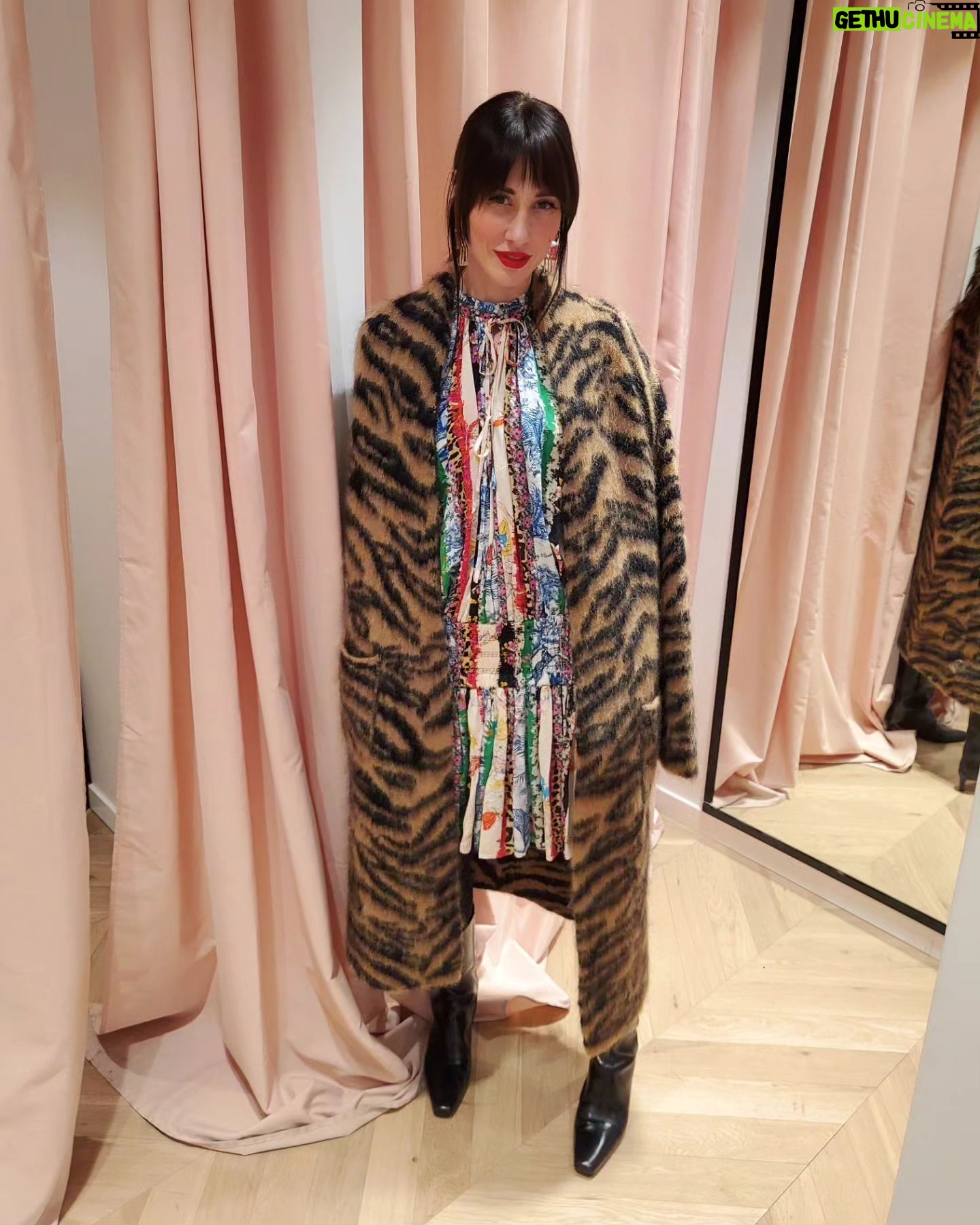 Natalia Ferviú Instagram - Ayer fui a @lasrozasvillage a inaugurar su Xmas Gastro Market, pero no me pude resistir y me hice antes estos looks 😜 ¿Cuál es vuestro favorito? #ad