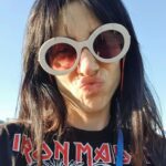 Natalia Ferviú Instagram - París, la ciudad del amor. Había ido dos veces con dos novios, que al poco eran ex 😂. Llegué a pensar que era una especie de maldición. Porque claro, es más fácil escudarse en la mala suerte, que reconocer que algo no funciona y eres parte responsable *🙈. Ha sido cuestión de tiempo, terapia y espacio. D-e-s-p-a-c-i-o 😉. Aquellas historias terminaron porque se había acabado el amor. Y ese vacío en París es insoportable... Esta vez ha sido distinto. Este viaje ha sido la hostia 👉❤👈. ¡Ya tocaba! *Si estás atravesando una ruptura o simplemente sientes que eres una persona desafortunada en el amor, en lugar de perder energía poniéndote en la cabeza del otrx ("¿qué estará pensando?", "¿aún me querrá?"...) o creyendo que es una cuestión de azar ("¿será un amarre, un mal de ojo?") pon el foco en ti. Es lo que realmente está en tus manos. Porque como dice mi querida @soyadrianaroyo : "Tenemos el amor que creemos merecer". Así que hazme el favor, revisa esto, quiérete mucho y elige bien ❣.