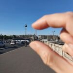 Natalia Ferviú Instagram - París, la ciudad del amor. Había ido dos veces con dos novios, que al poco eran ex 😂. Llegué a pensar que era una especie de maldición. Porque claro, es más fácil escudarse en la mala suerte, que reconocer que algo no funciona y eres parte responsable *🙈. Ha sido cuestión de tiempo, terapia y espacio. D-e-s-p-a-c-i-o 😉. Aquellas historias terminaron porque se había acabado el amor. Y ese vacío en París es insoportable... Esta vez ha sido distinto. Este viaje ha sido la hostia 👉❤👈. ¡Ya tocaba! *Si estás atravesando una ruptura o simplemente sientes que eres una persona desafortunada en el amor, en lugar de perder energía poniéndote en la cabeza del otrx ("¿qué estará pensando?", "¿aún me querrá?"...) o creyendo que es una cuestión de azar ("¿será un amarre, un mal de ojo?") pon el foco en ti. Es lo que realmente está en tus manos. Porque como dice mi querida @soyadrianaroyo : "Tenemos el amor que creemos merecer". Así que hazme el favor, revisa esto, quiérete mucho y elige bien ❣.