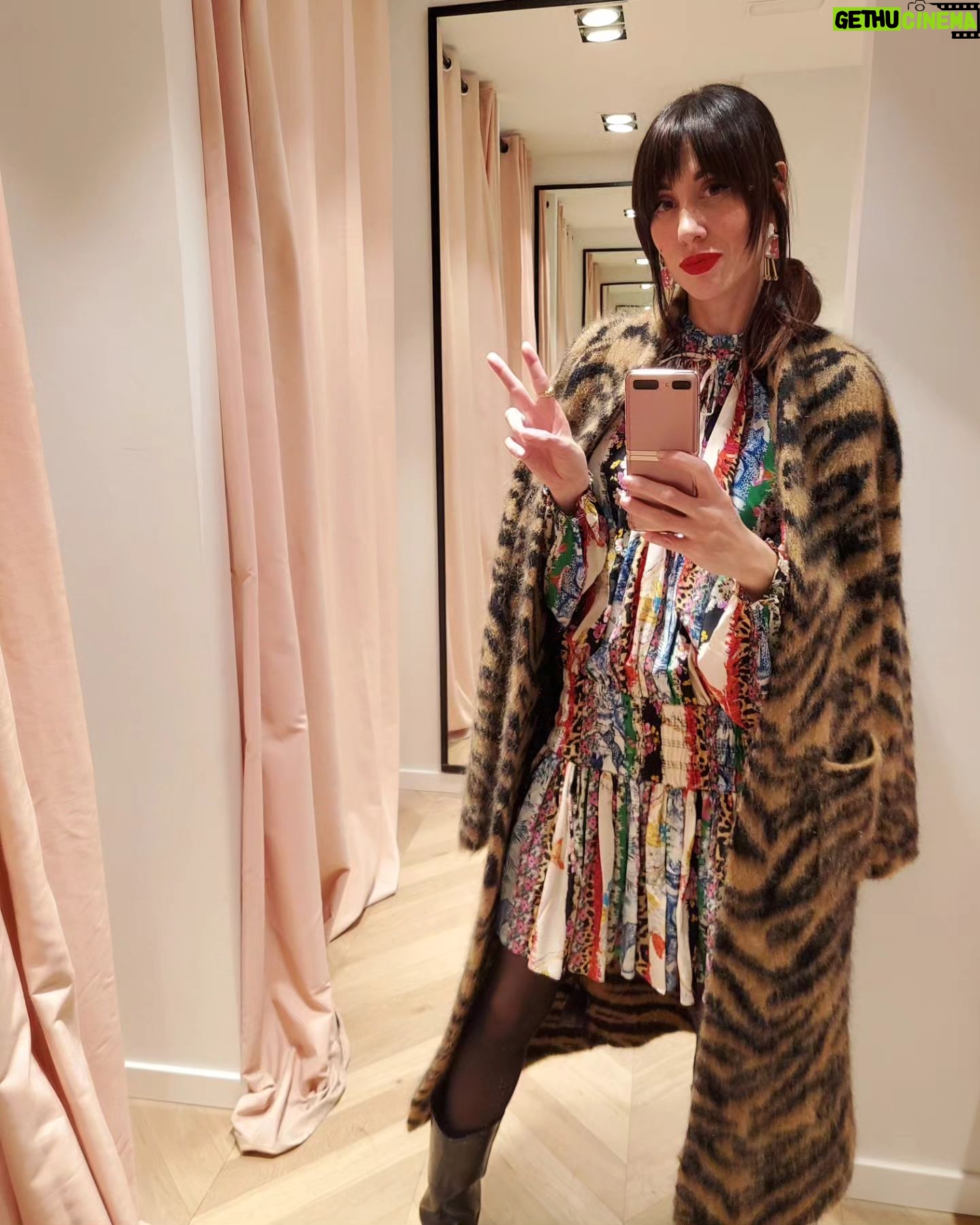 Natalia Ferviú Instagram - Ayer fui a @lasrozasvillage a inaugurar su Xmas Gastro Market, pero no me pude resistir y me hice antes estos looks 😜 ¿Cuál es vuestro favorito? #ad