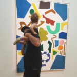 Natalia Ferviú Instagram - París, la ciudad del amor. Había ido dos veces con dos novios, que al poco eran ex 😂. Llegué a pensar que era una especie de maldición. Porque claro, es más fácil escudarse en la mala suerte, que reconocer que algo no funciona y eres parte responsable *🙈. Ha sido cuestión de tiempo, terapia y espacio. D-e-s-p-a-c-i-o 😉. Aquellas historias terminaron porque se había acabado el amor. Y ese vacío en París es insoportable... Esta vez ha sido distinto. Este viaje ha sido la hostia 👉❤👈. ¡Ya tocaba! *Si estás atravesando una ruptura o simplemente sientes que eres una persona desafortunada en el amor, en lugar de perder energía poniéndote en la cabeza del otrx ("¿qué estará pensando?", "¿aún me querrá?"...) o creyendo que es una cuestión de azar ("¿será un amarre, un mal de ojo?") pon el foco en ti. Es lo que realmente está en tus manos. Porque como dice mi querida @soyadrianaroyo : "Tenemos el amor que creemos merecer". Así que hazme el favor, revisa esto, quiérete mucho y elige bien ❣.
