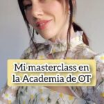 Natalia Ferviú Instagram - No sabéis las ganas que tenía de entrar en la Academia para impartir una masterclass. Son muchos años siguiendo el formato y fantaseando con que me llamasen, y por fin pasó 💫. Es difícil explicar en tan sólo una hora la retroalimentación que existe entre la Moda y la Música. Dos disciplinas creativas que convergen, y de algún modo se necesitan. Dos lenguajes fascinantes que cuentan quienes somos, o quienes queremos ser 😉. Quiero dar las gracias una vez más a @gestmusic por invitarme a hablar de mis dos pasiones, a lxs alumnxs por recibirme con los brazos abiertos, y muchas ganas de aprender, a quienes estáis en casa y me visteis en directo o en YouTube, y a mi querido @madridmanso por confeccionarme el top más bonito del planeta para una ocasión tan especial. Hice lo que pude y creo que no estuvo nada mal 🙈❤️ PD: Las caras de Álvaro, Chiara y Paul al saber que vuelve el pitillo no tienen precio 😂