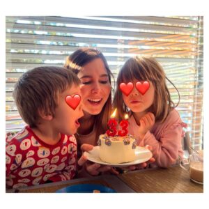 Natalia Sánchez Instagram - 33 AÑAZOS… A ver si consigo escribir esto sin llorar, que hoy tengo el día sensible…🤦‍♀️Hace años entendí, y fue bastante liberador, que las personas no somos sólo lo que nos pasa, si no “LO QUE HACEMOS con lo que nos pasa” y es eso, precisamente, lo que me ha traído hoy hasta aquí… A estos increíbles 33 años por los que sólo puedo dar gracias. La vida no siempre es fácil, doy gran fe de ello, pero eso no quiere decir que sea algo necesariamente negativo al 100%. Como bien decían los Monty Python: 🎶”Always look at the bright side of life”🎶 o, como diría mi abuela, “que miremos siempre el lado positivo de la vida”, vamos…☺️ He llegado hasta aquí gracias a equivocarme, a experimentar, a aprender de mis errores, a mi vulnerabilidad, a mi resiliencia, a mis decisiones, a caer, a levantarme, a ganar, a perder, a reír, a llorar… Lo que he hecho con todo lo que me ha pasado en mi vida, me ha traído hasta aquí, hasta la Nata que soy hoy, con 33, con una buena salud, no sólo física, también mental y emocional (eso sí, no por arte de magia!☝️Si no porque llevo trabajando en ellas más de 20 años y no dejaré de hacerlo nunca ☝️😊), con un millón de vivencias, con personas maravillosas con quienes poder compartirlas, un compañero de viaje que no deja de darme la mano, una familia(elegida y sanguínea) que iluminan mi camino, y ENCIMA, trabajando en lo que más me gusta en el mundo(que por cierto, el otro día descubrí que tengo 27 años cotizados en la Seguridad Social!🙆‍♀️¿Qué os parece?😂 y, aun así, JURO que no me quiero jubilar nunca!) Os lo digo en serio, sueño con tener 90 y seguir haciendo lo que hago hoy en día, quizás un poco más despacito, puede ser, pero igual de ilusionada y con las mismas ganas de aprender… Os prometo que, aun que la vida no siempre es fácil, solo puedo dar gracias al Universo por todo lo que me da. Para mi eso es la felicidad… Disfutar de esas pequeñas cosas, de esos pequeños momentos y de esos pequeños pasos que me van llevando hacia donde quiero llegar…
Y, si, he acabado llorando porque, como os he dicho, tengo el día sensible y eso, amig@s, también está bien…GRACIAS, de ❤️ por acompañarme en este camino!🙏y #FelizDíaInternacionalDelTeatro 🎭