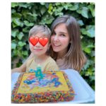 Natalia Sánchez Instagram - Tenía muchos planes para su cumple pero, una vez más, la maternidad es un equilibrio entre mis expectativas (generalmente más altas que la Torre Eiffel) y la realidad…🫠 El plan era el siguiente: La familia llegaría a casa sobre la 1pm, haríamos una barbacoa riquísima y soplaría las velas en una tarta que quería hacer en familia por la mañana, de chocolate, sin azúcar y decorada con las figuritas de su cuento favorito, hechas a mano por nosotr@s(Lo sé, la estampa parecía sacada de “Heidi”¡no tengo remedio!🤣🤦‍♀️) Pero la maternidad, como la vida misma, no siempre es como una imagina(de hecho, no lo es casi nunca) y la realidad es que la semana que viene será una de las más intensas desde que empezamos a grabar y tenía 100 páginas de texto para estudiar así que, obviamente hemos tenido que adaptar el plan 😵‍💫Marc se ha encargado al 200% de los peques y yo, a las 5am, estaba estudiando como cada día. He mandado un mensaje al chat familiar con un: “Abortamos plan de barbacoa, no llego. Quedamos en a las 17h para café y tarta”. 15 min antes de que llegaran tod@s, he dejado los guiones, he corrido🏃‍♀️‍➡️al súper más cercano, he comprando pica pica para los 12 que éramos y la tarta más industrial del planeta(de camino a casa he calculado que debía tener unos 300g de azúcar refinado por mordisco, colorantes artificiales derivados del mismísimo petróleo y harina refinada de cereales radiactivos con 3 ojos o algo peor…🤷‍♀️🤯) Pero es que, para más INRI, la tarta no era, como podéis ver, de su cuento, si no de La Patrulla(🐶🐾😍) unos dibujos monísimos, que yo pensaba que Neo conocía por algún amiguito y hace poco descubrí que le encantan porque los abuelos le ponen la serie de “estrajis” de vez en cuando…🫠(El tema “vídeos/chuches/abuelos” es otra batalla perdida que mejor dejamos para otro día 🫠🤣) En resumen. La vida siempre me enseña que hay que RELATIVIZAR, reírse de una misma y DISFRUTAR de esta preciosa constante de la crianza/maternidad, donde nada sale, nunca, como esperas y aún así, es maravillosa porque LO QUE DE VERDAD IMPORTA SON OTRAS COSAS… Neo ha sido feliz solo por estar junt@s y yo doy gracias por cada segundo🙏🥹