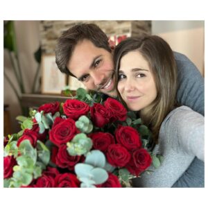 Natalia Sánchez Instagram - Mi regalo de San Valentín NO han sido estas flores…Ha sido levantarme un día más al lado del mejor compañero de viaje que jamás hubiera podido imaginar… Esta mañana me he levantado pronto, como siempre, para ir temprano a trabajar y, a las 6:03am, he oído a Marc haciendo ruido en el salón… He intentado abrir la puerta y me ha espetado un:”¡Espera, espera! ¡Todavía no entres!”. Unos segundos más tarde ha abierto la puerta y, un desayuno y un ramo preciosos me esperaban sobre la mesa. 🌹
El desayuno estaba delicioso y las flores eran preciosas pero lo que lleva haciéndome sonreír todo el día, es pensar que, mientras preparaba ese precioso desayuno, mientras cortaba el aguacate, preparaba el café como me gusta o de camino a la floristería, pensaba en que aquello me iba a hacer ilusión, que a ratitos había pensado en mi, igual que yo pienso en Él. 
El regalo es saber  que estás al otro lado. Que seguimos remando en la misma dirección; sosteniendo, sumando, aprendiendo, emocionándonos, confiando, jugando… 
Bfff.. ¡Qué SUERTE! 🥹
Siempre he creído que #SanValentin es hoy y siempre, con pareja o sin ella, porque el amor hay que celebrarlo cada día!🥰 
PD: no os quedéis con mi cara de dormida, solo con la sonrisilla…☺️