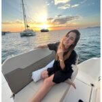Natalia Sánchez Instagram - Sé que me vais a matar por el vídeo, por no haber elegido las mejores fotos y por dejar constancia de que nos encanta hacer el tonto, bailar y besarnos a partes iguales pero… necesitaba daros las gracias por esta escapada, tan breve como intensa…🙏 En medio de la vorágine más absoluta de rodajes, vuelta al cole, estudio, ensayos y un largo etcétera, habéis conseguido que desconecte para CONECTAR… Os quiero tanto…🙏🫶♥️ #LuckyMe 🍀