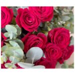 Natalia Sánchez Instagram - Mi regalo de San Valentín NO han sido estas flores…Ha sido levantarme un día más al lado del mejor compañero de viaje que jamás hubiera podido imaginar… Esta mañana me he levantado pronto, como siempre, para ir temprano a trabajar y, a las 6:03am, he oído a Marc haciendo ruido en el salón… He intentado abrir la puerta y me ha espetado un:”¡Espera, espera! ¡Todavía no entres!”. Unos segundos más tarde ha abierto la puerta y, un desayuno y un ramo preciosos me esperaban sobre la mesa. 🌹 El desayuno estaba delicioso y las flores eran preciosas pero lo que lleva haciéndome sonreír todo el día, es pensar que, mientras preparaba ese precioso desayuno, mientras cortaba el aguacate, preparaba el café como me gusta o de camino a la floristería, pensaba en que aquello me iba a hacer ilusión, que a ratitos había pensado en mi, igual que yo pienso en Él. El regalo es saber que estás al otro lado. Que seguimos remando en la misma dirección; sosteniendo, sumando, aprendiendo, emocionándonos, confiando, jugando… Bfff.. ¡Qué SUERTE! 🥹 Siempre he creído que #SanValentin es hoy y siempre, con pareja o sin ella, porque el amor hay que celebrarlo cada día!🥰 PD: no os quedéis con mi cara de dormida, solo con la sonrisilla…☺️