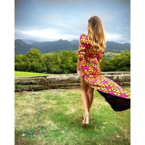 Natalia Sánchez Instagram - Dime que estás en Asturias, sin decirme que estás en #Asturias…😍⛰️🐂
Menudo fin de semana…Menuda boda… Creo que la resaca emocional ¡me va a durar bastante! 
Ha sido un finde de reencuentros, de conectar con muchas cosas de mi infancia, con muchas personas, todas maravillosas 🥹, de bailar como si no hubiera un mañana, de reír hasta que te duele la tripa, de lágrimas de emoción, de melancolía, de recuerdos bonitos, de gente bonita, de anécdotas de las que hacen reír (y de las que te matan de vergüenza, de esas también ha habido alguna que otra…☝️😅), de celebración, de fresquito, de comer rico y de muuuuchas cosas más… 
 Y todo gracias a mi Lu, mi amiga de la infancia, y a Miguel, su maravilloso compañero de vida, que han decidido darse el “sí, quiero” (con más testigos que horas tiene el día…☝️😂 y juntando a lo mejor de Bilbao y lo mejorcito de Madrid…☝️😏.
Qué afortunad@s somos de teneros en nuestras vidas y de estar en las vuestras..🙏 Gracias por un finde increíble…Vuelvo a casa agotada ¡pero con las pilas cargadas!❤️🙏 ¡Feliz Domingo a tod@s!