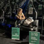 Natalia Sánchez Instagram - ¿Os imagináis no poder ir al cine, a un concierto, o a cualquier actividad social por miedo a sufrir una urgencia por ir al baño…? Esa es la realidad de 3 de cada 10 personas que viven con colitis ulcerosa… Una enfermedad que nos puede pasar a TOD@S y que, además, se diagnostica sobre todo a personas de 20-30 años… El otro día, en algunas salas de cine de España, @accu_espana y #Lilly reservaron las butacas de las salas de cines más próximas a la salida (porque son las que elegirían estos pacientes por su cercanía al baño) y pusieron unas mochilas en los asientos como parte de la iniciativa de concienciación #EsCÚchame. Hablemos de Colitis Ulcerosa. Estas mochilas contenían los enseres personales y de higiene que siempre tienen que llevar a cualquier sitio, como ropa, mudas, bolsas de plástico, toallitas, etc… Y también simbolizaban el PESO que supone esta enfermedad, que no solo es la urgencia por ir al baño, sino también el dolor, la fatiga o tener que condicionar y planificar toda tu vida. Si os encontráis con alguna situación parecida, intentad ser tolerantes, y entender por lo que están pasando estas personas…☹️ Es algo difícil de explicar y no debemos estigmatizar. Su urgencia por ir al baño es clave, pero nuestra comprensión también lo es. Si queréis saber más sobre esta enfermedad e iniciativa os dejo la web: www.lilly.com/es/colitisulcerosa   #ColitisUlcerosa #EsCUchame #accuespaña *Publi #Lilly