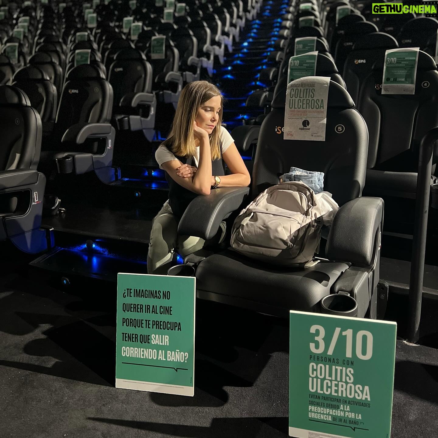 Natalia Sánchez Instagram - ¿Os imagináis no poder ir al cine, a un concierto, o a cualquier actividad social por miedo a sufrir una urgencia por ir al baño…? Esa es la realidad de 3 de cada 10 personas que viven con colitis ulcerosa… Una enfermedad que nos puede pasar a TOD@S y que, además, se diagnostica sobre todo a personas de 20-30 años… El otro día, en algunas salas de cine de España, @accu_espana y #Lilly reservaron las butacas de las salas de cines más próximas a la salida (porque son las que elegirían estos pacientes por su cercanía al baño) y pusieron unas mochilas en los asientos como parte de la iniciativa de concienciación #EsCÚchame. Hablemos de Colitis Ulcerosa. Estas mochilas contenían los enseres personales y de higiene que siempre tienen que llevar a cualquier sitio, como ropa, mudas, bolsas de plástico, toallitas, etc… Y también simbolizaban el PESO que supone esta enfermedad, que no solo es la urgencia por ir al baño, sino también el dolor, la fatiga o tener que condicionar y planificar toda tu vida. Si os encontráis con alguna situación parecida, intentad ser tolerantes, y entender por lo que están pasando estas personas…☹️ Es algo difícil de explicar y no debemos estigmatizar. Su urgencia por ir al baño es clave, pero nuestra comprensión también lo es. Si queréis saber más sobre esta enfermedad e iniciativa os dejo la web: www.lilly.com/es/colitisulcerosa #ColitisUlcerosa #EsCUchame #accuespaña *Publi #Lilly