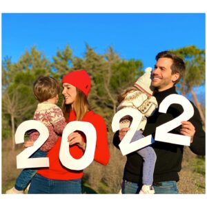 Natalia Sánchez Instagram - ¡FELIZ 2024! Estas Navidades han sido un poco “accidentadas”. Hemos estado de urgencias en urgencias porque Lia y yo cogimos Gripe A, con tan mala suerte que, cuando parecía que la habíamos superado y que ya estábamos como rosas, a ella le evolucionó en neumonía y a mí en otra sobre infección con pleuritis que, hasta hoy, no me dejaba ni hablar. 🤒Por suerte los antibióticos parecen estar haciendo su trabajo y, aún que van despacito, hoy empezamos a ver un poquito la luz…🙏 Dicen que, “lo que mal empieza, bien acaba” así que creo que este 2024 va a ser maravilloso!🤞
Ayer @marc_clotet nos preparó un banquete digno de una cena Real 🥰, decoramos la mesa con lo que teníamos y nos tomamos las uvas los 4 en casita (a las 21h🫠), en pijama, y brindamos porque, pese a estar como 2 trapillos, éramos unos afortunados por poder celebrar la entrada de año juntos.
 A las 00h nos despertaron los petardos y Marc y yo, sin hablar, con una mano les tapamos los oídos a los peques y con la mano que teníamos libre, nos agarramos, y nos susurramos “Feliz Año”...🥹 Y pese al sueño y el malestar pensé: Madre mía, qué suerte tengo…🥹🙏🍀
Sé que suena típico pero os deseo mucha, mucha salud, mucho amor, mucha empatía y que se cumplan todos vuestros propósitos! Y a todas las personas, peques y familiares que pasáis estas fechas en un hospital, os mando un abrazo especialmente fuerte cargado de toda la energía del mundo, ayer también brindamos por vosotr@s.🙏❤️ Mucho, mucho ánimo. 🙏❤️
¡Que sigamos brindando!⭐️🍀¡ #Feliz2024 !