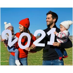 Natalia Sánchez Instagram - ¡FELIZ 2024! Estas Navidades han sido un poco “accidentadas”. Hemos estado de urgencias en urgencias porque Lia y yo cogimos Gripe A, con tan mala suerte que, cuando parecía que la habíamos superado y que ya estábamos como rosas, a ella le evolucionó en neumonía y a mí en otra sobre infección con pleuritis que, hasta hoy, no me dejaba ni hablar. 🤒Por suerte los antibióticos parecen estar haciendo su trabajo y, aún que van despacito, hoy empezamos a ver un poquito la luz…🙏 Dicen que, “lo que mal empieza, bien acaba” así que creo que este 2024 va a ser maravilloso!🤞
Ayer @marc_clotet nos preparó un banquete digno de una cena Real 🥰, decoramos la mesa con lo que teníamos y nos tomamos las uvas los 4 en casita (a las 21h🫠), en pijama, y brindamos porque, pese a estar como 2 trapillos, éramos unos afortunados por poder celebrar la entrada de año juntos.
 A las 00h nos despertaron los petardos y Marc y yo, sin hablar, con una mano les tapamos los oídos a los peques y con la mano que teníamos libre, nos agarramos, y nos susurramos “Feliz Año”...🥹 Y pese al sueño y el malestar pensé: Madre mía, qué suerte tengo…🥹🙏🍀
Sé que suena típico pero os deseo mucha, mucha salud, mucho amor, mucha empatía y que se cumplan todos vuestros propósitos! Y a todas las personas, peques y familiares que pasáis estas fechas en un hospital, os mando un abrazo especialmente fuerte cargado de toda la energía del mundo, ayer también brindamos por vosotr@s.🙏❤️ Mucho, mucho ánimo. 🙏❤️
¡Que sigamos brindando!⭐️🍀¡ #Feliz2024 !