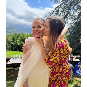 Natalia Sánchez Instagram - Dime que estás en Asturias, sin decirme que estás en #Asturias…😍⛰️🐂
Menudo fin de semana…Menuda boda… Creo que la resaca emocional ¡me va a durar bastante! 
Ha sido un finde de reencuentros, de conectar con muchas cosas de mi infancia, con muchas personas, todas maravillosas 🥹, de bailar como si no hubiera un mañana, de reír hasta que te duele la tripa, de lágrimas de emoción, de melancolía, de recuerdos bonitos, de gente bonita, de anécdotas de las que hacen reír (y de las que te matan de vergüenza, de esas también ha habido alguna que otra…☝️😅), de celebración, de fresquito, de comer rico y de muuuuchas cosas más… 
 Y todo gracias a mi Lu, mi amiga de la infancia, y a Miguel, su maravilloso compañero de vida, que han decidido darse el “sí, quiero” (con más testigos que horas tiene el día…☝️😂 y juntando a lo mejor de Bilbao y lo mejorcito de Madrid…☝️😏.
Qué afortunad@s somos de teneros en nuestras vidas y de estar en las vuestras..🙏 Gracias por un finde increíble…Vuelvo a casa agotada ¡pero con las pilas cargadas!❤️🙏 ¡Feliz Domingo a tod@s!