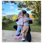 Natalia Sánchez Instagram - Toca decir Adiós…😢¡Me marcho a Albania 3 SEMANAS SOLA! No me puedo creer que este momento haya llegado…Me siento a escribir estas líneas llorando como una magdalena y, es que, si os cuento cómo han sido las últimas semanas, y el panorama que dejo en casa, no os lo creéis…Para no a hacer larga la historia, la gripe A, algún que otro virus y alguna bacteria se han colado en casa y han dejado a Marc con neumonía(ya controlada) y a los peques k.o. y con más mamitis que nunca (es Ley de Murphy, siempre que dejo a Marc solo con los peques, se ponen malitos…🤷‍♀️) En fin… podríamos decir que, aun que sé que se quedan en las mejores manos, me marcho con una buena dosis de culpa en la maleta (lo sé, nada nuevo en mi…🤦‍♀️) pero, esta vez, también llevo en la maleta(además de mi sacaleches, claro) una BUENA DOSIS DE ILUSIÓN…😍Y es que me marcho 3 semanas a hacer un proyecto ¡de los que te quitan el sueño! Es una producción americana que grabaré entre Albania, Nueva York y Toronto y que rodaré toda todita en inglés!🇺🇸 🎥😍Una historia maravillosa llamada “My Mother is a Cosmonaut”, que protagonizo junto con Billy Baldwin y un elenco de infarto del que pienso aprender mucho, muchísimo! Pese a la belleza del proyecto, decidirme a dar el “sí” no fue fácil porque dejar a los peques tanto tiempo me pesaba bastante. Pero si algo me ha enseñado la maternidad, es la importancia de no olvidarte de ti, de tus necesidades, de tus sueños, de cuidarte y de no dejar de hacer(si se puede, claro) cosas que te hagan feliz porque, así, ellos también lo son. ¡Os iré contando cómo va esta gran aventura! PD: No puedo despedirme sin darle las gracias a mi compañero de vida @marc_clotet , que nunca deja de sorprenderme y superar con creces mis expectativas(que no son pocas…) a mi familia política (en especial a mi suegra Anna, que nos ha salvado la vida en varias ocasiones estas semanas, y siempre ❤️), a mis padres, quienes, si no fuera por todos los virus que hay en casa, ya habrían cogido el tren para ayudarnos! (Ay l@s abuel@s… el gran tesoro del S.XXI..) y a mi familia y amig@s que me apoyan incondicionalmente en cada decisión que tomo…🙏No me puedo sentir más afortunada…🙏😍