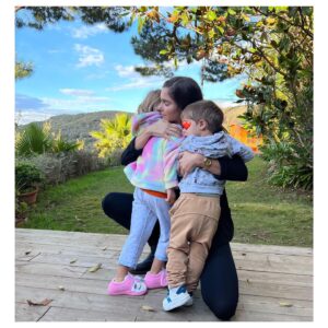 Natalia Sánchez Instagram - Toca decir Adiós…😢¡Me marcho a Albania 3 SEMANAS SOLA!  No me puedo creer que este momento haya llegado…Me siento a escribir estas líneas llorando como una magdalena y, es que, si os cuento cómo han sido las últimas semanas, y el panorama que dejo en casa, no os lo creéis…Para no a hacer larga la historia, la gripe A, algún que otro virus y alguna bacteria se han colado en casa y han dejado a Marc con neumonía(ya controlada) y a los peques k.o. y con más mamitis que nunca (es Ley de Murphy, siempre que dejo a Marc solo con los peques, se ponen malitos…🤷‍♀️) En fin… podríamos decir que, aun que sé que se quedan en las mejores manos, me marcho con una buena dosis de culpa en la maleta (lo sé, nada nuevo en mi…🤦‍♀️) pero, esta vez, también llevo en la maleta(además de mi sacaleches, claro) una BUENA DOSIS DE ILUSIÓN…😍Y es que me marcho 3 semanas a hacer un proyecto ¡de los que te quitan el sueño! Es una producción americana que grabaré entre Albania, Nueva York y Toronto y que rodaré toda todita en inglés!🇺🇸 🎥😍Una historia maravillosa llamada “My Mother is a Cosmonaut”, que protagonizo junto con Billy Baldwin y un elenco de infarto del que pienso aprender mucho, muchísimo! 
Pese a la belleza del proyecto, decidirme a dar el “sí” no fue fácil porque dejar a los peques tanto tiempo me pesaba bastante. Pero si algo me ha enseñado la maternidad, es la importancia de no olvidarte de ti, de tus necesidades, de tus sueños, de cuidarte y de no dejar de hacer(si se puede, claro) cosas que te hagan feliz porque, así, ellos también lo son.
¡Os iré contando cómo va esta gran aventura!
PD: No puedo despedirme sin darle las gracias a mi compañero de vida @marc_clotet , que nunca deja de sorprenderme y superar con creces mis expectativas(que no son pocas…) a mi familia política (en especial a mi suegra Anna, que nos ha salvado la vida en varias ocasiones estas semanas, y siempre ❤️), a mis padres, quienes, si no fuera por todos los virus que hay en casa, ya habrían cogido el tren para ayudarnos! (Ay l@s abuel@s… el gran tesoro del S.XXI..) y a mi familia y amig@s que me apoyan incondicionalmente en cada decisión que tomo…🙏No me puedo sentir más afortunada…🙏😍