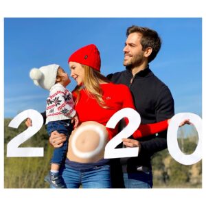 Natalia Sánchez Instagram - ¡FELIZ 2024! Estas Navidades han sido un poco “accidentadas”. Hemos estado de urgencias en urgencias porque Lia y yo cogimos Gripe A, con tan mala suerte que, cuando parecía que la habíamos superado y que ya estábamos como rosas, a ella le evolucionó en neumonía y a mí en otra sobre infección con pleuritis que, hasta hoy, no me dejaba ni hablar. 🤒Por suerte los antibióticos parecen estar haciendo su trabajo y, aún que van despacito, hoy empezamos a ver un poquito la luz…🙏 Dicen que, “lo que mal empieza, bien acaba” así que creo que este 2024 va a ser maravilloso!🤞
Ayer @marc_clotet nos preparó un banquete digno de una cena Real 🥰, decoramos la mesa con lo que teníamos y nos tomamos las uvas los 4 en casita (a las 21h🫠), en pijama, y brindamos porque, pese a estar como 2 trapillos, éramos unos afortunados por poder celebrar la entrada de año juntos.
 A las 00h nos despertaron los petardos y Marc y yo, sin hablar, con una mano les tapamos los oídos a los peques y con la mano que teníamos libre, nos agarramos, y nos susurramos “Feliz Año”...🥹 Y pese al sueño y el malestar pensé: Madre mía, qué suerte tengo…🥹🙏🍀
Sé que suena típico pero os deseo mucha, mucha salud, mucho amor, mucha empatía y que se cumplan todos vuestros propósitos! Y a todas las personas, peques y familiares que pasáis estas fechas en un hospital, os mando un abrazo especialmente fuerte cargado de toda la energía del mundo, ayer también brindamos por vosotr@s.🙏❤️ Mucho, mucho ánimo. 🙏❤️
¡Que sigamos brindando!⭐️🍀¡ #Feliz2024 !