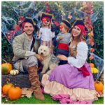 Natalia Sánchez Instagram - 🎃¡FELIZ HALLOWEEN!🎃¡La vida pirata, la vida mejoooorr!🏴‍☠️Este año nos queríamos disfrazar, cada un@, de cosas diferentes pero, como siempre, los peques mandan y hemos acabo tod@s vestid@s de piratas desde las 8 de la mañana!😂🏴‍☠️🏝Es increíble la DIMENSIÓN que cobran todas las fiestas con los peques…Magia pura…😍#Halloween