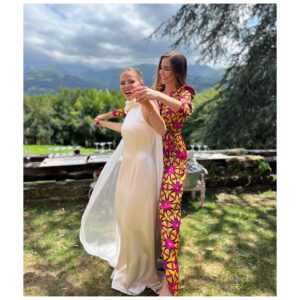 Natalia Sánchez Instagram - Dime que estás en Asturias, sin decirme que estás en #Asturias…😍⛰️🐂
Menudo fin de semana…Menuda boda… Creo que la resaca emocional ¡me va a durar bastante! 
Ha sido un finde de reencuentros, de conectar con muchas cosas de mi infancia, con muchas personas, todas maravillosas 🥹, de bailar como si no hubiera un mañana, de reír hasta que te duele la tripa, de lágrimas de emoción, de melancolía, de recuerdos bonitos, de gente bonita, de anécdotas de las que hacen reír (y de las que te matan de vergüenza, de esas también ha habido alguna que otra…☝️😅), de celebración, de fresquito, de comer rico y de muuuuchas cosas más… 
 Y todo gracias a mi Lu, mi amiga de la infancia, y a Miguel, su maravilloso compañero de vida, que han decidido darse el “sí, quiero” (con más testigos que horas tiene el día…☝️😂 y juntando a lo mejor de Bilbao y lo mejorcito de Madrid…☝️😏.
Qué afortunad@s somos de teneros en nuestras vidas y de estar en las vuestras..🙏 Gracias por un finde increíble…Vuelvo a casa agotada ¡pero con las pilas cargadas!❤️🙏 ¡Feliz Domingo a tod@s!