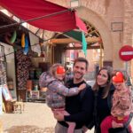 Natalia Sánchez Instagram – Hacía tanto que no pasábamos tiempo juntos… Vuelvo de este viaje con el corazón lleno, y no solo de experiencias. Dormir a los peques y verles amanecer es de las cosas que más me gustan en el mundo… Remolonear en la cama por las mañanas, y contarnos lo mejor y lo peor del día antes de que caigan rendidos por la noche. Que se me duerman en brazos, que descubran la el mundo de nuestra mano, que te digan “te echaba de menos, mami…”, que nos duela la tripa a los cuatro de los ataques de risa, que te acribillen a preguntas, enamorarme más (si cabe) del mejor compañero de vida… que los días no tengan horas, ni límite… 
Estos 9 días juntos han sido un regalo… 🙏🥹
Sé que he estado totalmente desconectada pero creedme, lo necesitaba.. y ell@s, también…🥹❤️
(Eso sí, he vuelto con las pilas cargadas y con la fototeca ¡QUE ECHA HUMO! 🙆‍♀️📸 Así que, en cuanto deshagamos maletas y nos reubiquemos un poco, amenazo con volveros a saturar como antaño, porque me hace mucha ilusión compartir la experiencia con vosotr@s! Realmente ha sido ¡un viajazo…!🥹❤️ ¡Feliz vuelta de Semana Santa a tod@s!❤️ #Shukran 🙏