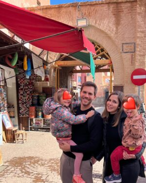 Natalia Sánchez Instagram - Hacía tanto que no pasábamos tiempo juntos… Vuelvo de este viaje con el corazón lleno, y no solo de experiencias. Dormir a los peques y verles amanecer es de las cosas que más me gustan en el mundo… Remolonear en la cama por las mañanas, y contarnos lo mejor y lo peor del día antes de que caigan rendidos por la noche. Que se me duerman en brazos, que descubran la el mundo de nuestra mano, que te digan “te echaba de menos, mami…”, que nos duela la tripa a los cuatro de los ataques de risa, que te acribillen a preguntas, enamorarme más (si cabe) del mejor compañero de vida… que los días no tengan horas, ni límite… 
Estos 9 días juntos han sido un regalo… 🙏🥹
Sé que he estado totalmente desconectada pero creedme, lo necesitaba.. y ell@s, también…🥹❤️
(Eso sí, he vuelto con las pilas cargadas y con la fototeca ¡QUE ECHA HUMO! 🙆‍♀️📸 Así que, en cuanto deshagamos maletas y nos reubiquemos un poco, amenazo con volveros a saturar como antaño, porque me hace mucha ilusión compartir la experiencia con vosotr@s! Realmente ha sido ¡un viajazo…!🥹❤️ ¡Feliz vuelta de Semana Santa a tod@s!❤️ #Shukran 🙏