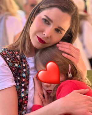 Natalia Sánchez Instagram - Hacía tanto que no pasábamos tiempo juntos… Vuelvo de este viaje con el corazón lleno, y no solo de experiencias. Dormir a los peques y verles amanecer es de las cosas que más me gustan en el mundo… Remolonear en la cama por las mañanas, y contarnos lo mejor y lo peor del día antes de que caigan rendidos por la noche. Que se me duerman en brazos, que descubran la el mundo de nuestra mano, que te digan “te echaba de menos, mami…”, que nos duela la tripa a los cuatro de los ataques de risa, que te acribillen a preguntas, enamorarme más (si cabe) del mejor compañero de vida… que los días no tengan horas, ni límite… 
Estos 9 días juntos han sido un regalo… 🙏🥹
Sé que he estado totalmente desconectada pero creedme, lo necesitaba.. y ell@s, también…🥹❤️
(Eso sí, he vuelto con las pilas cargadas y con la fototeca ¡QUE ECHA HUMO! 🙆‍♀️📸 Así que, en cuanto deshagamos maletas y nos reubiquemos un poco, amenazo con volveros a saturar como antaño, porque me hace mucha ilusión compartir la experiencia con vosotr@s! Realmente ha sido ¡un viajazo…!🥹❤️ ¡Feliz vuelta de Semana Santa a tod@s!❤️ #Shukran 🙏