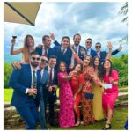 Natalia Sánchez Instagram – Dime que estás en Asturias, sin decirme que estás en #Asturias…😍⛰️🐂
Menudo fin de semana…Menuda boda… Creo que la resaca emocional ¡me va a durar bastante! 
Ha sido un finde de reencuentros, de conectar con muchas cosas de mi infancia, con muchas personas, todas maravillosas 🥹, de bailar como si no hubiera un mañana, de reír hasta que te duele la tripa, de lágrimas de emoción, de melancolía, de recuerdos bonitos, de gente bonita, de anécdotas de las que hacen reír (y de las que te matan de vergüenza, de esas también ha habido alguna que otra…☝️😅), de celebración, de fresquito, de comer rico y de muuuuchas cosas más… 
 Y todo gracias a mi Lu, mi amiga de la infancia, y a Miguel, su maravilloso compañero de vida, que han decidido darse el “sí, quiero” (con más testigos que horas tiene el día…☝️😂 y juntando a lo mejor de Bilbao y lo mejorcito de Madrid…☝️😏.
Qué afortunad@s somos de teneros en nuestras vidas y de estar en las vuestras..🙏 Gracias por un finde increíble…Vuelvo a casa agotada ¡pero con las pilas cargadas!❤️🙏 ¡Feliz Domingo a tod@s!