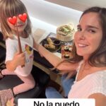 Natalia Sánchez Instagram - Ayer me fui a cenar con Lia a solas y acabé llorando…🥹Resulta que quiso(por iniciativa propia) hacerme preguntas de todo tipo mientras me grababa y con algunas preguntas me dejó muda…💔 Atentos @lalias3 y @anaguerramusic porque también os metió en el ajo!🤣🤣 Hace tiempo os conté que(siempre que puedo) intento sacar una tarde a solas con Lia y con Neo para poder tener un poquito de “tiempo de calidad” en esta vorágine de vida que llevamos y es INCREÍBLE lo agradecidos que son los peques… Basta con una mirada cómplice, un “te escucho”, un “estoy contigo, cariño, te entiendo” para que abran su corazón de par en par… La inocencia de los niños es de las cosas más bellas que existen y una de las que más me enseñan cada día porque, mirar el mundo con esa pureza, alimenta el corazón y hace de la vida un lugar mejor en el que vivir…❤️😍 Siempre comparto muchos de los momentos difíciles que tiene la maternidad porque creo que es donde nos encontramos más solas, pero también me encanta compartir con vosotr@s estos momentos luminosos porque es de donde cojo fuerzas, precisamente, para esos momentos “no tan bonitos”… PD: Que Lia habla por los codos, ya os lo he contado alguna vez 😂 y es que, al poco tiempo empezar a hablar, empezó a preguntarme por temas abstractos como el amor o la muerte y siempre me hace un millón de preguntas para las que, a veces, ¡reconozco que no tengo respuesta! Las conversaciones con ella son siempre un reto pero me encantan porque nunca sé dónde nos van a llevar!! ¡Escuchar a l@s niñ@s es FASCINANTE!😍🥹¡#FelizMartes a tod@s!