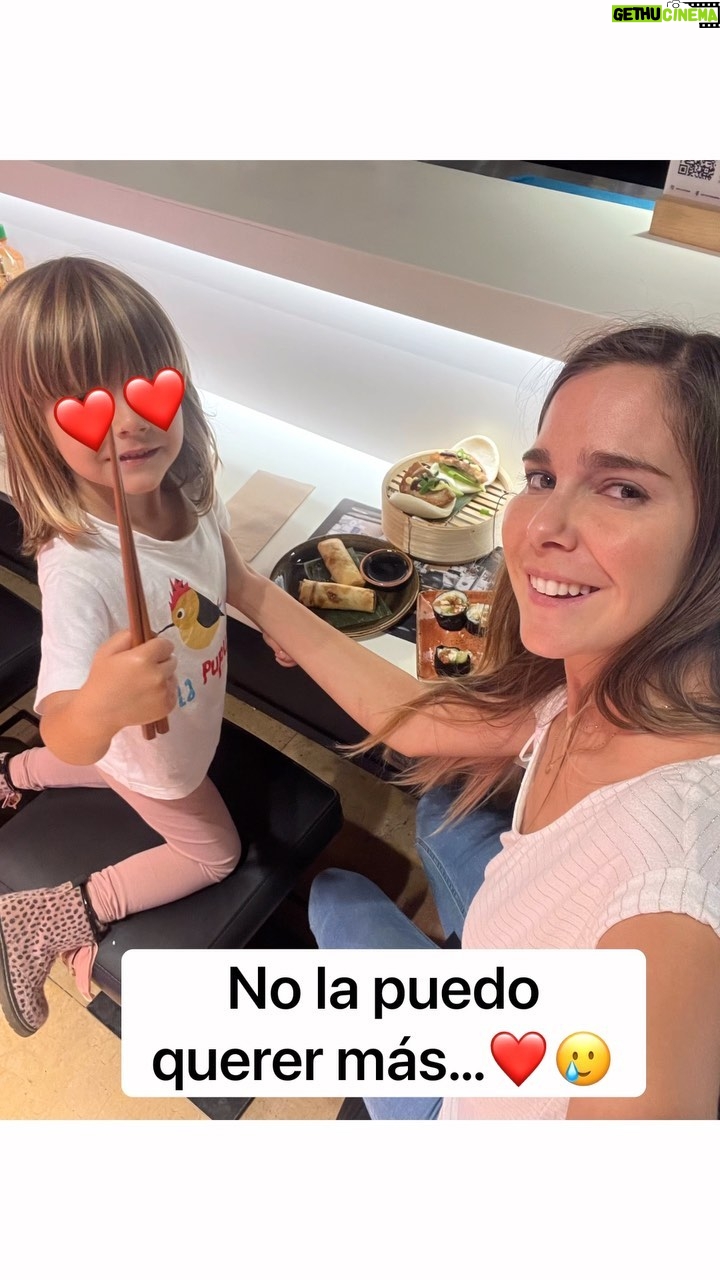 Natalia Sánchez - 137.2K Likes - Ayer me fui a cenar con Lia a solas y acabé llorando…🥹Resulta que quiso(por iniciativa propia) hacerme preguntas de todo tipo mientras me grababa y con algunas preguntas me dejó muda…💔 Atentos @lalias3 y @anaguerramusic porque también os metió en el ajo!🤣🤣
Hace tiempo os conté que(siempre que puedo) intento sacar una tarde a solas con Lia y con Neo para poder tener un poquito de “tiempo de calidad” en esta vorágine de vida que llevamos y es INCREÍBLE lo agradecidos que son los peques… Basta con una mirada cómplice, un “te escucho”, un “estoy contigo, cariño, te entiendo” para que abran su corazón de par en par… La inocencia de los niños es de las cosas más bellas que existen y una de las que más me enseñan cada día porque, mirar el mundo con esa pureza, alimenta el corazón y hace de la vida un lugar mejor en el que vivir…❤️😍
Siempre comparto muchos de los momentos difíciles que tiene la maternidad porque creo que es donde nos encontramos más solas, pero también me encanta compartir con vosotr@s estos momentos luminosos porque es de donde cojo fuerzas, precisamente, para esos momentos “no tan bonitos”…
PD: Que Lia habla por los codos, ya os lo he contado alguna vez 😂 y es que, al poco tiempo empezar a hablar, empezó a preguntarme por temas abstractos como el amor o la muerte y siempre me hace un millón de preguntas para las que, a veces, ¡reconozco que no tengo respuesta! Las conversaciones con ella son siempre un reto pero me encantan porque nunca sé dónde nos van a llevar!! ¡Escuchar a l@s niñ@s es FASCINANTE!😍🥹¡#FelizMartes a tod@s!