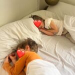 Natalia Sánchez Instagram - Hacía tanto que no pasábamos tiempo juntos… Vuelvo de este viaje con el corazón lleno, y no solo de experiencias. Dormir a los peques y verles amanecer es de las cosas que más me gustan en el mundo… Remolonear en la cama por las mañanas, y contarnos lo mejor y lo peor del día antes de que caigan rendidos por la noche. Que se me duerman en brazos, que descubran la el mundo de nuestra mano, que te digan “te echaba de menos, mami…”, que nos duela la tripa a los cuatro de los ataques de risa, que te acribillen a preguntas, enamorarme más (si cabe) del mejor compañero de vida… que los días no tengan horas, ni límite… Estos 9 días juntos han sido un regalo… 🙏🥹 Sé que he estado totalmente desconectada pero creedme, lo necesitaba.. y ell@s, también…🥹❤️ (Eso sí, he vuelto con las pilas cargadas y con la fototeca ¡QUE ECHA HUMO! 🙆‍♀️📸 Así que, en cuanto deshagamos maletas y nos reubiquemos un poco, amenazo con volveros a saturar como antaño, porque me hace mucha ilusión compartir la experiencia con vosotr@s! Realmente ha sido ¡un viajazo…!🥹❤️ ¡Feliz vuelta de Semana Santa a tod@s!❤️ #Shukran 🙏