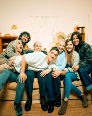 Natalia Sánchez Instagram - 💥LLEGÓ EL DÍA💥
Ya está disponible en exclusiva en el canal Fran de youtube.com/frnperea el Reecuentro de los actores y actrices de Los Serrano. Sí, una reunión de la familia tras 20 años!!! Guiado por @percebesygrelos 📺

🙏🏻creednos si os decimos que es una de las cosas que más ilusión nos ha hecho en la vida. Volver a juntarnos. Hacer todo lo posible para hacerlo… Poner el corazón en ello… Luchar contra agendas imposibles y contra los elementos… Y, al final, LO CONSEGUIMOS!!!! 💥

💫Esperamos que disfrutéis de este regalito navideño para ver estas fiestas en familia, tal y como veíais la serie en su día! 
Contadnos qué os parece! ☺️

Es una producción de SINFONÍA EN NOBEMOL (@nobemol_music) e IMES ENTERTAINMENT (@somospulsostudio) y habría sido imposible llevarla a cabo sin @isarodriguezlop, @violetacasipurpura, @carlesmp, @frnperea y @lalias3.

#ReencuentroLosSerrano 
📸 @pablomadridph