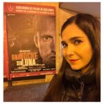 Natalia Sánchez Instagram - Ayer volé a Mallorca solo para ver esta obra de teatro. Me la habían recomendado tanto TANTO y me habían dicho tantas veces que era “lo mejor que habían visto en años” o, incluso, “en su vida”, que decidí hacer una escapada sola solo para verla porque Mallorca sería el último destino de su gira. Y ¡madre mía!… Todavía sigo con el corazón en un puño… Me ha atravesado el corazón y, me temo, ha sido para siempre. Conecté con el amor, con el teatro, con el compromiso y con la vida… (Que, para mi, vienen a ser un poco “lo mismo”….) ¡Menudo viaje!🙆‍♀️ Lo de @juandiegobotto … Es que… No sé. No puedo ni catalogarlo. O, al menos, no como algo humano… Simplemente puedo confesar que me enamoré. (No en sentido figurado, no, no… ME-E-NA-MO-RÉ ). Lo que este hombre hace encima del escenario y fuera de él(porque el texto es suyo) me lo pienso llevar conmigo de por vida. Gracias. Si tenéis oportunidad de ver esta obra(de arte) tan necesaria ¡no lo dudéis! El “viaje” está asegurado. Preparaos para reír, llorar y vibrar con cada una de sus palabras. #UnaNocheSinLuna #Lorca @perismencheta , enhorabuenísima…🙏