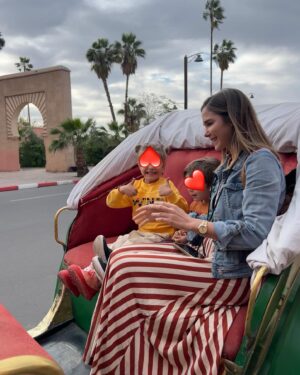 Natalia Sánchez Instagram - Hacía tanto que no pasábamos tiempo juntos… Vuelvo de este viaje con el corazón lleno, y no solo de experiencias. Dormir a los peques y verles amanecer es de las cosas que más me gustan en el mundo… Remolonear en la cama por las mañanas, y contarnos lo mejor y lo peor del día antes de que caigan rendidos por la noche. Que se me duerman en brazos, que descubran la el mundo de nuestra mano, que te digan “te echaba de menos, mami…”, que nos duela la tripa a los cuatro de los ataques de risa, que te acribillen a preguntas, enamorarme más (si cabe) del mejor compañero de vida… que los días no tengan horas, ni límite… 
Estos 9 días juntos han sido un regalo… 🙏🥹
Sé que he estado totalmente desconectada pero creedme, lo necesitaba.. y ell@s, también…🥹❤️
(Eso sí, he vuelto con las pilas cargadas y con la fototeca ¡QUE ECHA HUMO! 🙆‍♀️📸 Así que, en cuanto deshagamos maletas y nos reubiquemos un poco, amenazo con volveros a saturar como antaño, porque me hace mucha ilusión compartir la experiencia con vosotr@s! Realmente ha sido ¡un viajazo…!🥹❤️ ¡Feliz vuelta de Semana Santa a tod@s!❤️ #Shukran 🙏