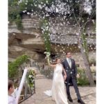Natalia Sánchez Instagram – Dime que estás en Asturias, sin decirme que estás en #Asturias…😍⛰️🐂
Menudo fin de semana…Menuda boda… Creo que la resaca emocional ¡me va a durar bastante! 
Ha sido un finde de reencuentros, de conectar con muchas cosas de mi infancia, con muchas personas, todas maravillosas 🥹, de bailar como si no hubiera un mañana, de reír hasta que te duele la tripa, de lágrimas de emoción, de melancolía, de recuerdos bonitos, de gente bonita, de anécdotas de las que hacen reír (y de las que te matan de vergüenza, de esas también ha habido alguna que otra…☝️😅), de celebración, de fresquito, de comer rico y de muuuuchas cosas más… 
 Y todo gracias a mi Lu, mi amiga de la infancia, y a Miguel, su maravilloso compañero de vida, que han decidido darse el “sí, quiero” (con más testigos que horas tiene el día…☝️😂 y juntando a lo mejor de Bilbao y lo mejorcito de Madrid…☝️😏.
Qué afortunad@s somos de teneros en nuestras vidas y de estar en las vuestras..🙏 Gracias por un finde increíble…Vuelvo a casa agotada ¡pero con las pilas cargadas!❤️🙏 ¡Feliz Domingo a tod@s!