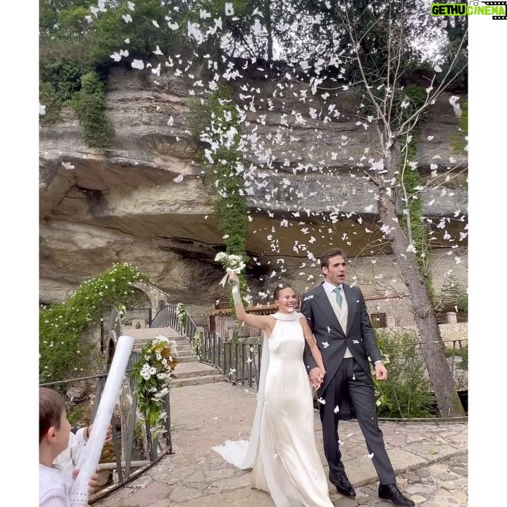 Natalia Sánchez - 38.3K Likes - Dime que estás en Asturias, sin decirme que estás en #Asturias…😍⛰️🐂
Menudo fin de semana…Menuda boda… Creo que la resaca emocional ¡me va a durar bastante!
Ha sido un finde de reencuentros, de conectar con muchas cosas de mi infancia, con muchas personas, todas maravillosas 🥹, de bailar como si no hubiera un mañana, de reír hasta que te duele la tripa, de lágrimas de emoción, de melancolía, de recuerdos bonitos, de gente bonita, de anécdotas de las que hacen reír (y de las que te matan de vergüenza, de esas también ha habido alguna que otra…☝️😅), de celebración, de fresquito, de comer rico y de muuuuchas cosas más…
Y todo gracias a mi Lu, mi amiga de la infancia, y a Miguel, su maravilloso compañero de vida, que han decidido darse el “sí, quiero” (con más testigos que horas tiene el día…☝️😂 y juntando a lo mejor de Bilbao y lo mejorcito de Madrid…☝️😏.
Qué afortunad@s somos de teneros en nuestras vidas y de estar en las vuestras..🙏 Gracias por un finde increíble…Vuelvo a casa agotada ¡pero con las pilas cargadas!❤️🙏 ¡Feliz Domingo a tod@s!