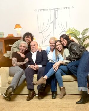 Natalia Sánchez Instagram - 💥LLEGÓ EL DÍA💥
Ya está disponible en exclusiva en el canal Fran de youtube.com/frnperea el Reecuentro de los actores y actrices de Los Serrano. Sí, una reunión de la familia tras 20 años!!! Guiado por @percebesygrelos 📺

🙏🏻creednos si os decimos que es una de las cosas que más ilusión nos ha hecho en la vida. Volver a juntarnos. Hacer todo lo posible para hacerlo… Poner el corazón en ello… Luchar contra agendas imposibles y contra los elementos… Y, al final, LO CONSEGUIMOS!!!! 💥

💫Esperamos que disfrutéis de este regalito navideño para ver estas fiestas en familia, tal y como veíais la serie en su día! 
Contadnos qué os parece! ☺️

Es una producción de SINFONÍA EN NOBEMOL (@nobemol_music) e IMES ENTERTAINMENT (@somospulsostudio) y habría sido imposible llevarla a cabo sin @isarodriguezlop, @violetacasipurpura, @carlesmp, @frnperea y @lalias3.

#ReencuentroLosSerrano 
📸 @pablomadridph