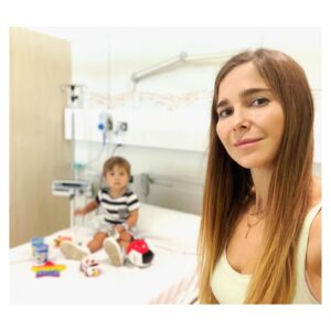 Natalia Sánchez Instagram - ¡Hoy vuelven a ingresar en el hospital a este chiquitin para hacerle pruebas de alergia! ¡Y aquí estaremos todo el día! Aun que ya es la segunda vez que venimos, no puedo evitar estar un poco nerviosa cada vez que le dan un trocito de pescado, esperando que no le de reacción! Por supuesto, hemos vuelto a traer una maleta llena de sus juguetes preferidos que, sumados a los que hay en el hospital y a los “palla-pupas”(los payasos del hospital🤡🤹‍♂️) hacen la espera más amena!
No puedo parar de pensar en tod@s las familias y en tod@s l@s peques que, por desgracia, tienen que pasar horas, días o incluso meses en un hospital… Os mando un abrazo gigante y muchísimo ánimo. 🙏❤️
Gracias una vez más a todo el personal de la @sjdhospitalbarcelona por vuestro trato y vuestro cariño con todos los peques de la planta, aun que cada uno está aquí por cosas diferentes, les dais el mismo cariño y mimo a tod@s… Sois l@s mejores…

PD:He de reconocer que hoy estoy un poco más nerviosa porque Lia está con la adaptación de P3 y, aun que está yendo bastante bien, estoy un poco revuelta por no poderla acompañar…¡Soy bastante dramática, ya lo sabéis…!🤷‍♀️¡Madre mía!Cómo sufrimos las madres por todo! ¡Qué horror!🤦‍♀️😂

PD2: Para las que me preguntáis: Le están haciendo pruebas de alergia al pescado plano(lenguado, gallo, etc…) ya llevamos varias tomas y, de momento, todo va bien! ¡deseadnos suerte!🤞🐟🤞🐟