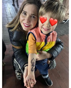 Natalia Sánchez Instagram - Hacía tanto que no pasábamos tiempo juntos… Vuelvo de este viaje con el corazón lleno, y no solo de experiencias. Dormir a los peques y verles amanecer es de las cosas que más me gustan en el mundo… Remolonear en la cama por las mañanas, y contarnos lo mejor y lo peor del día antes de que caigan rendidos por la noche. Que se me duerman en brazos, que descubran la el mundo de nuestra mano, que te digan “te echaba de menos, mami…”, que nos duela la tripa a los cuatro de los ataques de risa, que te acribillen a preguntas, enamorarme más (si cabe) del mejor compañero de vida… que los días no tengan horas, ni límite… 
Estos 9 días juntos han sido un regalo… 🙏🥹
Sé que he estado totalmente desconectada pero creedme, lo necesitaba.. y ell@s, también…🥹❤️
(Eso sí, he vuelto con las pilas cargadas y con la fototeca ¡QUE ECHA HUMO! 🙆‍♀️📸 Así que, en cuanto deshagamos maletas y nos reubiquemos un poco, amenazo con volveros a saturar como antaño, porque me hace mucha ilusión compartir la experiencia con vosotr@s! Realmente ha sido ¡un viajazo…!🥹❤️ ¡Feliz vuelta de Semana Santa a tod@s!❤️ #Shukran 🙏