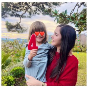 Natalia Sánchez Instagram - 4 AÑAZOS ya…Después de toda la semana grabando en Albania, hoy he llegado, directa del avión, justo a tiempo para soplar las velas y comerme a besos a este pequeño ser maravilloso…🙏❤️🎂Y, mientras volaba, he estado mirando fotos del día que nació Lia y no daba crédito… Cuántas emociones, cuántos recuerdos y, cuatro años después, aquí seguimos… ¡aprendiendo y superándonos cada día! Tal día como hoy, de 2019, me cambió la vida. Y lo hizo, afortunadamente, para siempre. ¿Quién nos lo iba decir…? Felices cuatro años a la (pequeña) GRAN mujer de mi vida. Gracias por existir. ❤️🙏