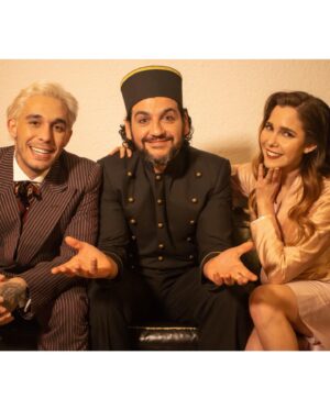 Natalia Sánchez Instagram - Volver a compartir plató con estos dos seres maravillosos me removió MUCHO el corazón… Escuchar “¡acción!” 🎥🎬 con mi querido @frnperea delante, mirarle, sonreírle y volver a jugar como hacía 20 años, fue un regalo de los que pasan pocas veces… Éramos los mismos, pero todo era tan diferente… Me hizo pensar en cómo pasa el tiempo, en cuánto hemos cambiado, en cuánto no hemos cambiado, en todo lo que nos ha pasado en estos años y la gran suerte que tuve de que nuestras vidas se cruzaran porque aprendí y compartí TANTO…
Si queréis saber por qué nos volvimos a encontrar, deslizad y subid el volumen… (y al final os he dejado una “sorpresita” del casting de SJK, para que alucinéis un poco…😂) 
Os aseguro que, si fuisteis de l@s que nos acompañasteis en aquella época maravillosa, que fueron Los Serrano, el primer vídeo, os va a tocar el corazón ❤️(y nunca mejor dicho…💔) Y encima con un equipo de personas MARAVILLOSAS a las que quiero y admiro muuuucho y otras que han sido un gran descubrimiento…🙏 Gracias @lalias3 y @frnperea por hacerme partícipe de este viaje!🎪🤹‍♂️¡Os quiero! Y siempre vais a estar en un pedacito muy especial de “Mi corazón” Y, por cierto…. ¡Menudo equipazo! 🎪🤹‍♂️❤️
@roimendez @robertolealg @percebesygrelos @miguel_rellan @mariodelarosa.act @sarasobrehielo @albertoarcosweb
