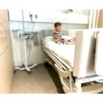 Natalia Sánchez Instagram - ¡Hoy vuelven a ingresar en el hospital a este chiquitin para hacerle pruebas de alergia! ¡Y aquí estaremos todo el día! Aun que ya es la segunda vez que venimos, no puedo evitar estar un poco nerviosa cada vez que le dan un trocito de pescado, esperando que no le de reacción! Por supuesto, hemos vuelto a traer una maleta llena de sus juguetes preferidos que, sumados a los que hay en el hospital y a los “palla-pupas”(los payasos del hospital🤡🤹‍♂️) hacen la espera más amena! No puedo parar de pensar en tod@s las familias y en tod@s l@s peques que, por desgracia, tienen que pasar horas, días o incluso meses en un hospital… Os mando un abrazo gigante y muchísimo ánimo. 🙏❤️ Gracias una vez más a todo el personal de la @sjdhospitalbarcelona por vuestro trato y vuestro cariño con todos los peques de la planta, aun que cada uno está aquí por cosas diferentes, les dais el mismo cariño y mimo a tod@s… Sois l@s mejores… PD:He de reconocer que hoy estoy un poco más nerviosa porque Lia está con la adaptación de P3 y, aun que está yendo bastante bien, estoy un poco revuelta por no poderla acompañar…¡Soy bastante dramática, ya lo sabéis…!🤷‍♀️¡Madre mía!Cómo sufrimos las madres por todo! ¡Qué horror!🤦‍♀️😂 PD2: Para las que me preguntáis: Le están haciendo pruebas de alergia al pescado plano(lenguado, gallo, etc…) ya llevamos varias tomas y, de momento, todo va bien! ¡deseadnos suerte!🤞🐟🤞🐟